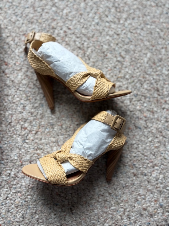 New In Box Joie Celyn 3.5” Heel Sandals Women 5.5 Natural Tan Raffia Leather